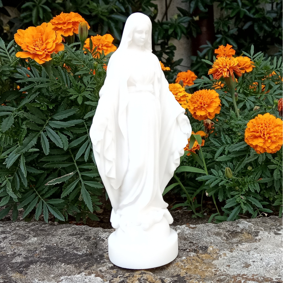 statue de la Vierge de la rue du Bac en albâtre