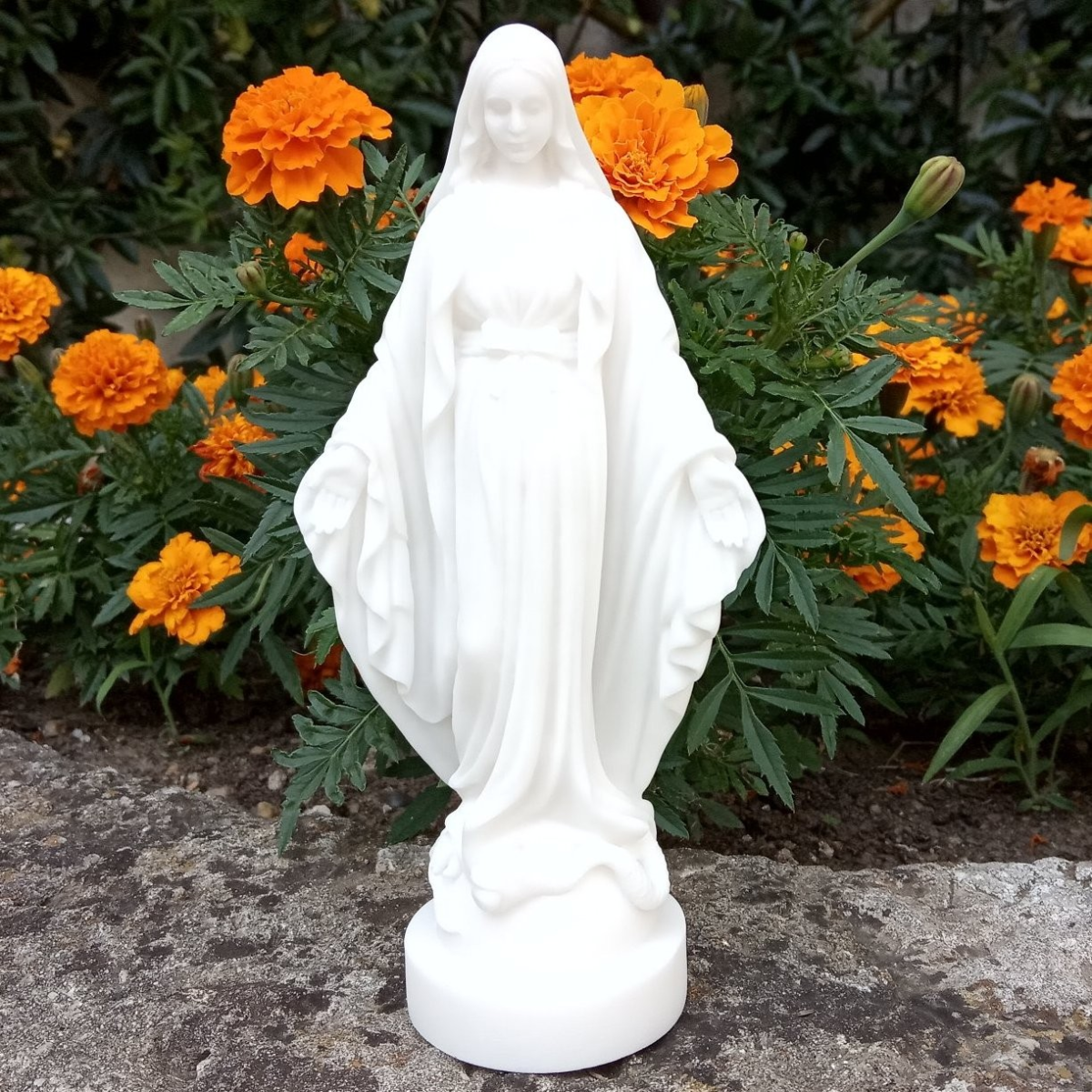 statue de la Vierge miraculeuse en albâtre