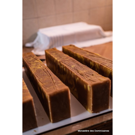 les barres de savon solide gousse de vanille sortent du moule et sont découpées!