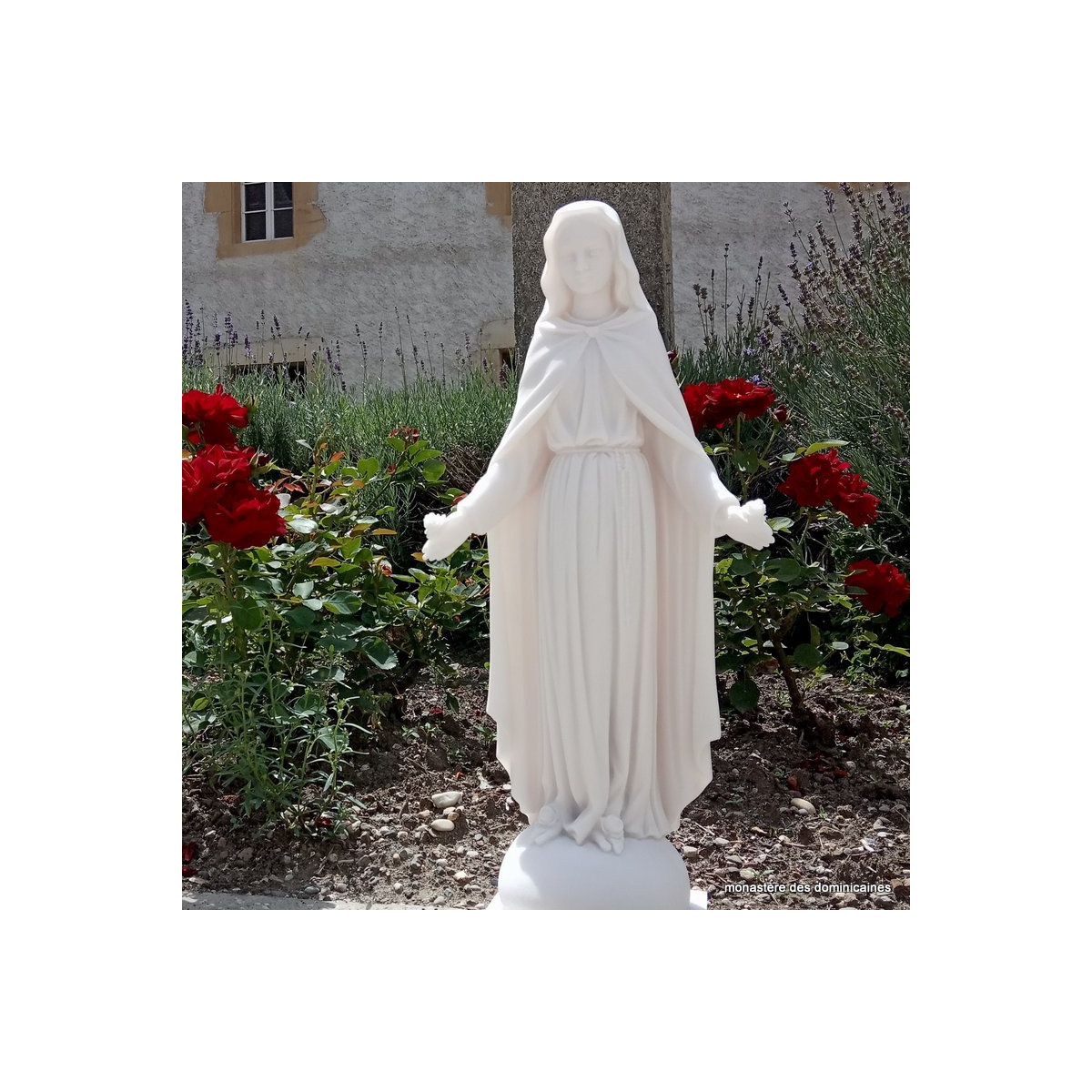 Statue de Marie, la Vierge aux roses