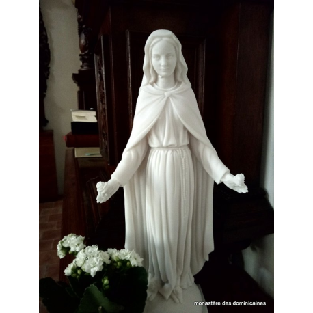 statue de la vierge aux roses
