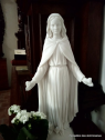 statue de la vierge aux roses