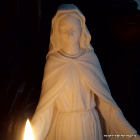 statue de la Vierge en albâtre