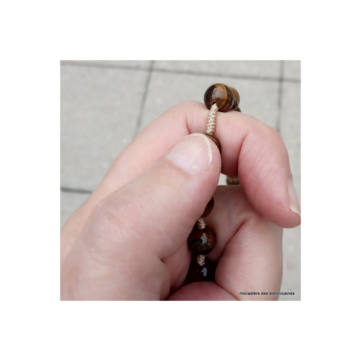 prier avec le chapelet en oeil de tigre