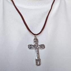 croix du pardon autour du cou