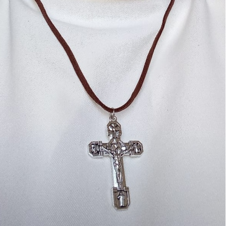 croix du pardon autour du cou