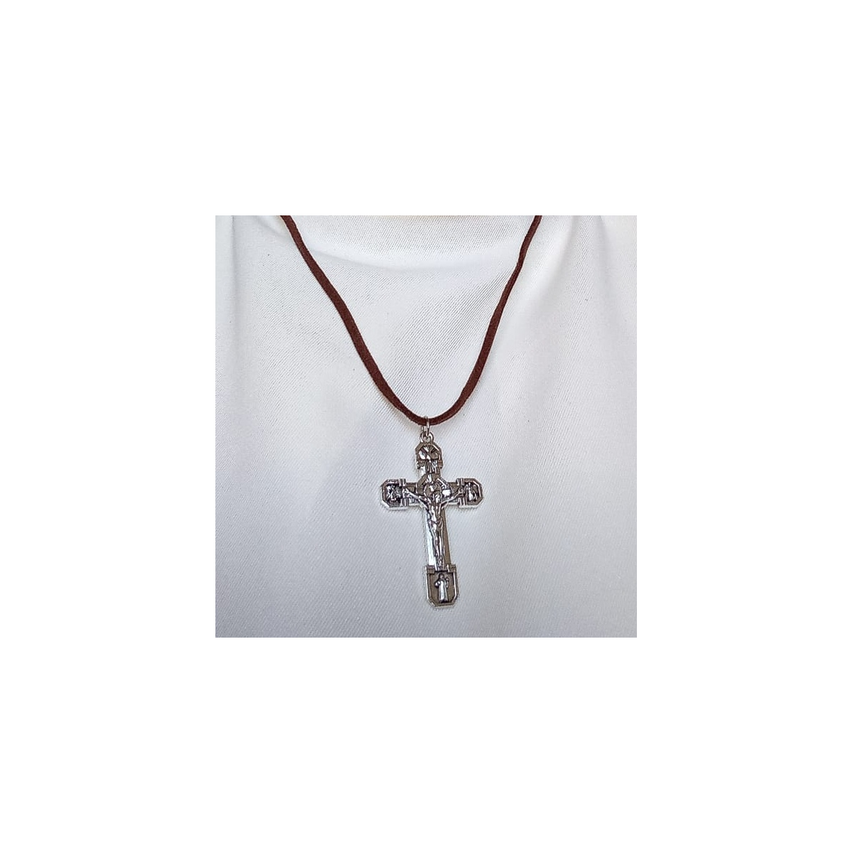 croix du pardon autour du cou