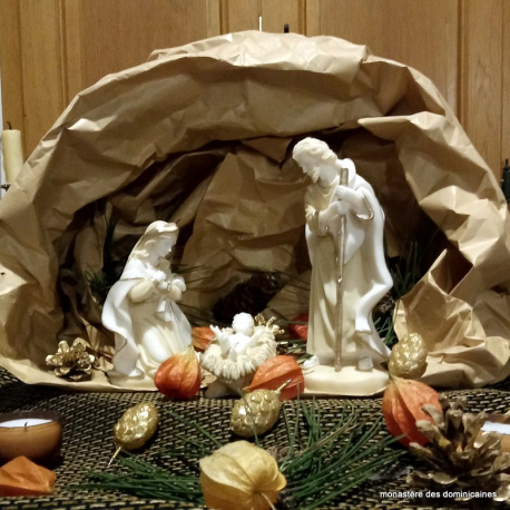 crèche de Noël en albâtre coloré