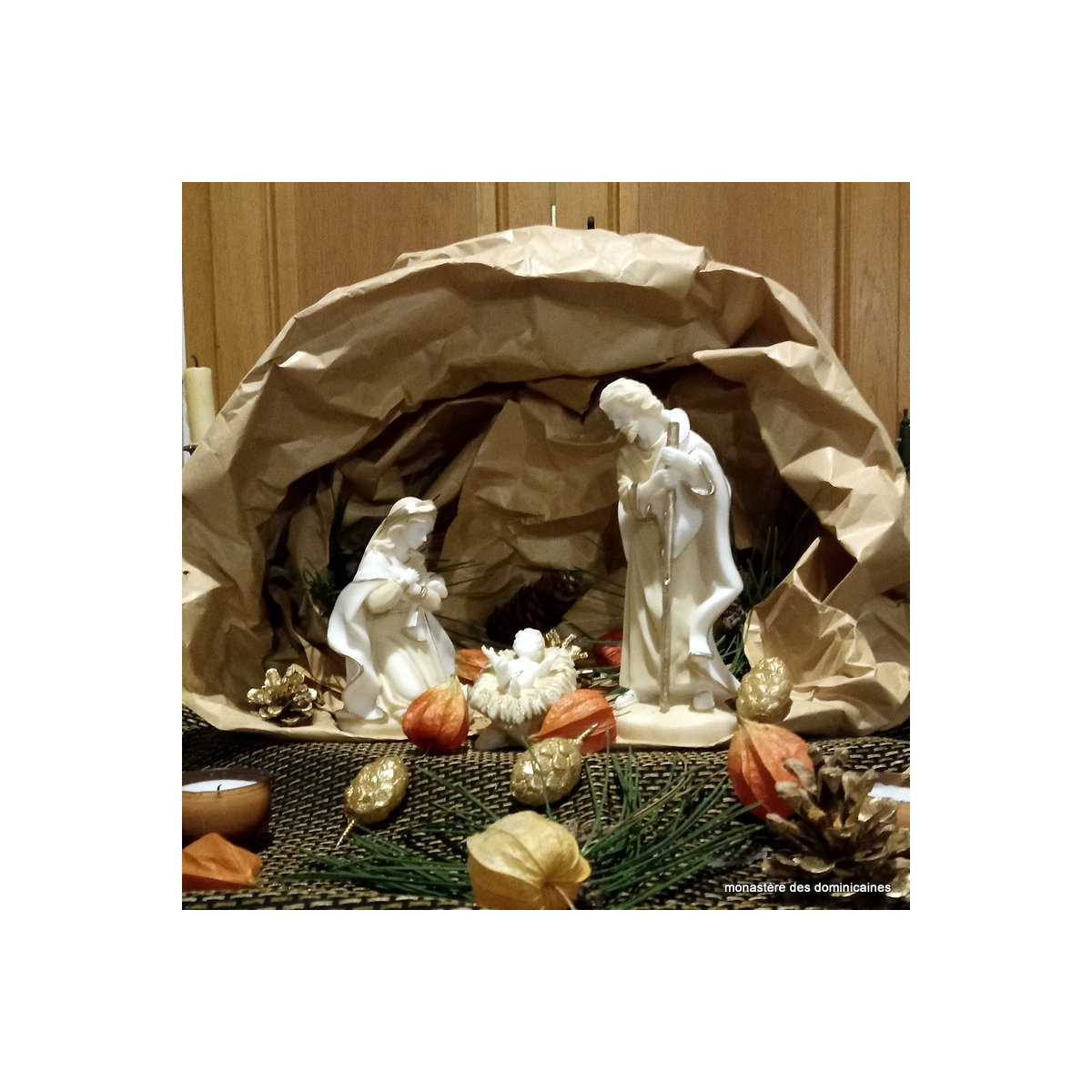 crèche de Noël en albâtre coloré